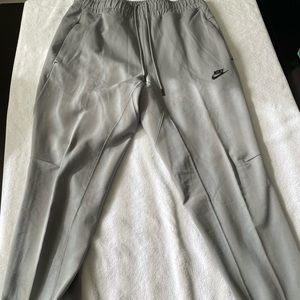 Nike, men’s jogger pant. Excellent condition. Size L. Great zippers